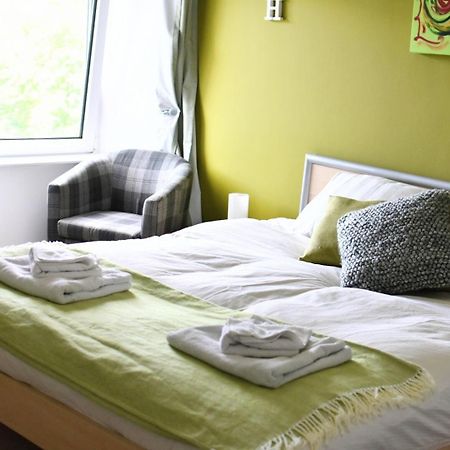 Eaton House Hotel Pembroke Bagian luar foto