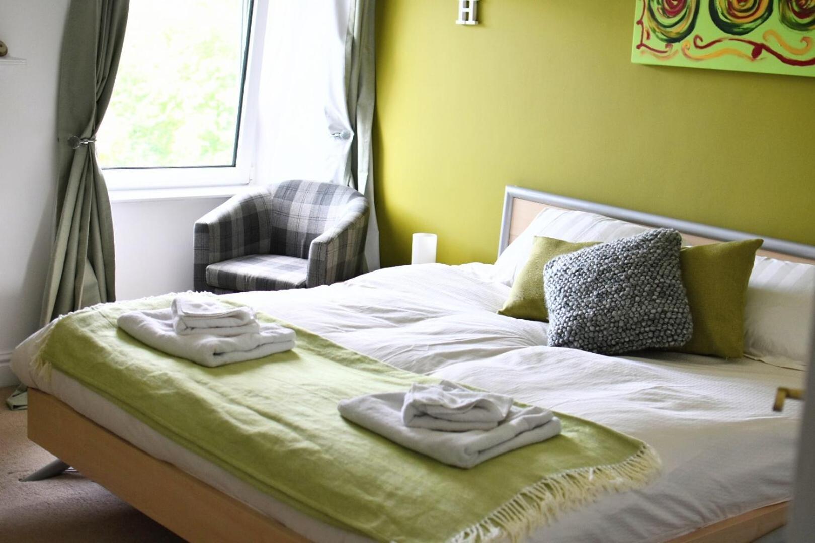 Eaton House Hotel Pembroke Bagian luar foto