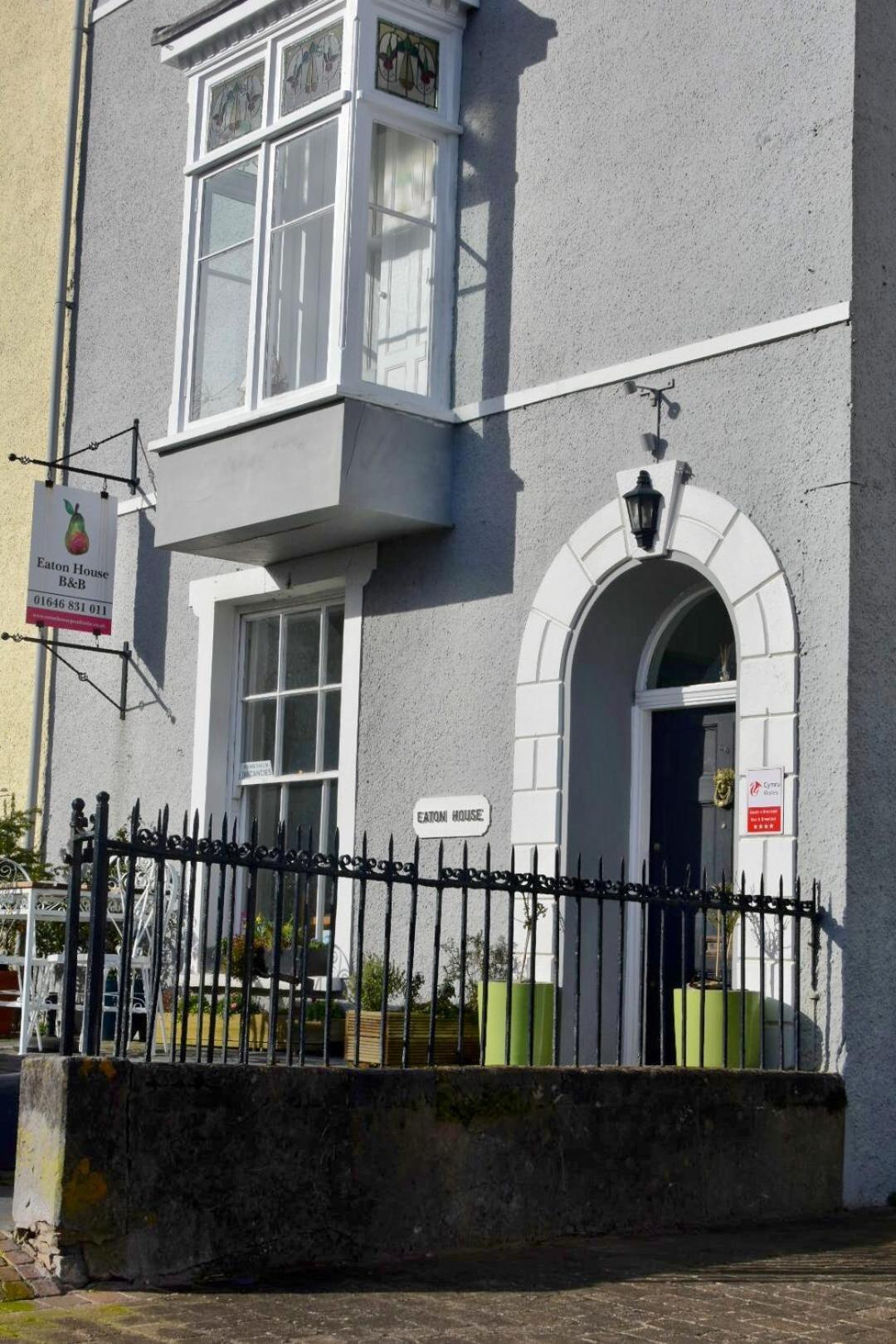 Eaton House Hotel Pembroke Bagian luar foto
