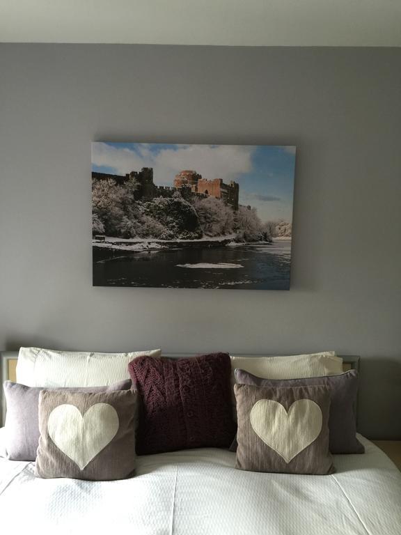 Eaton House Hotel Pembroke Bagian luar foto