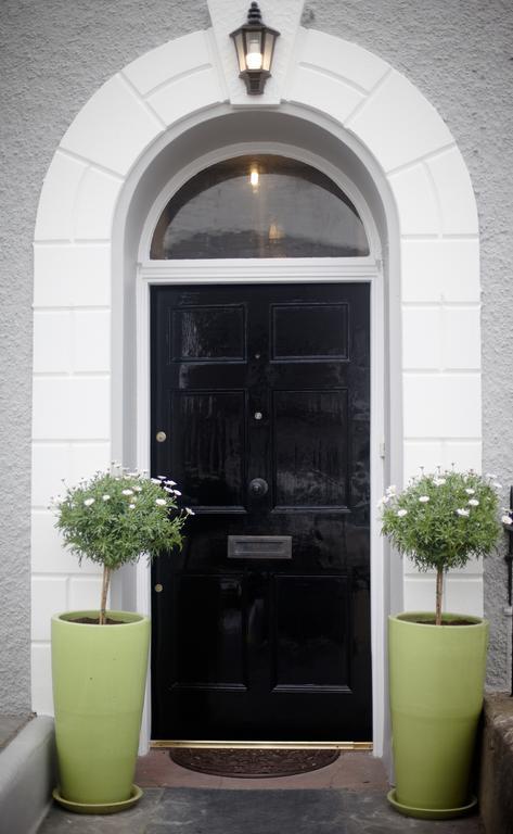 Eaton House Hotel Pembroke Bagian luar foto