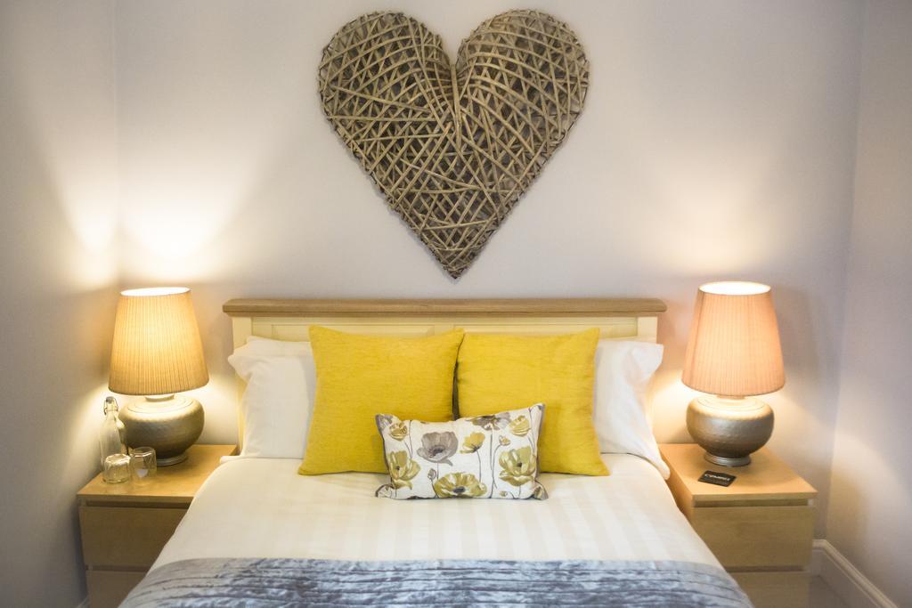 Eaton House Hotel Pembroke Bagian luar foto