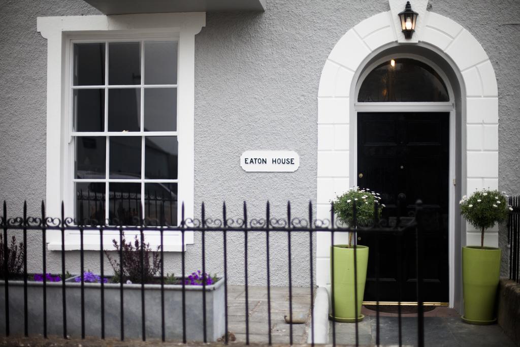 Eaton House Hotel Pembroke Bagian luar foto