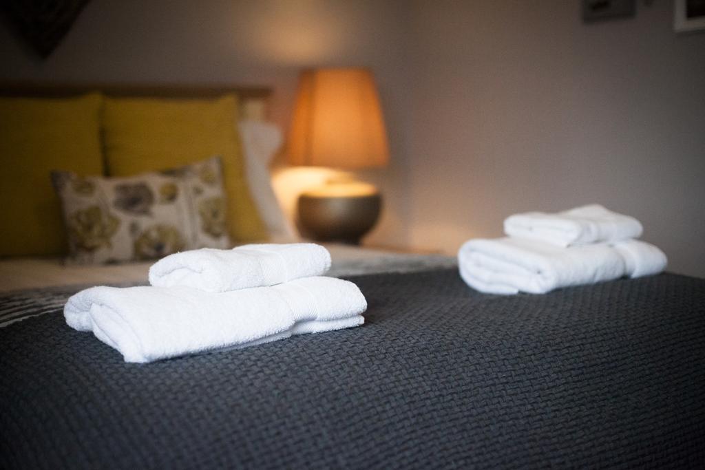 Eaton House Hotel Pembroke Bagian luar foto