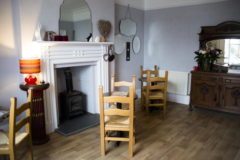 Eaton House Hotel Pembroke Bagian luar foto