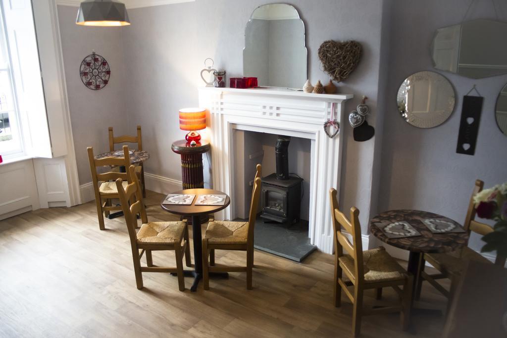 Eaton House Hotel Pembroke Bagian luar foto