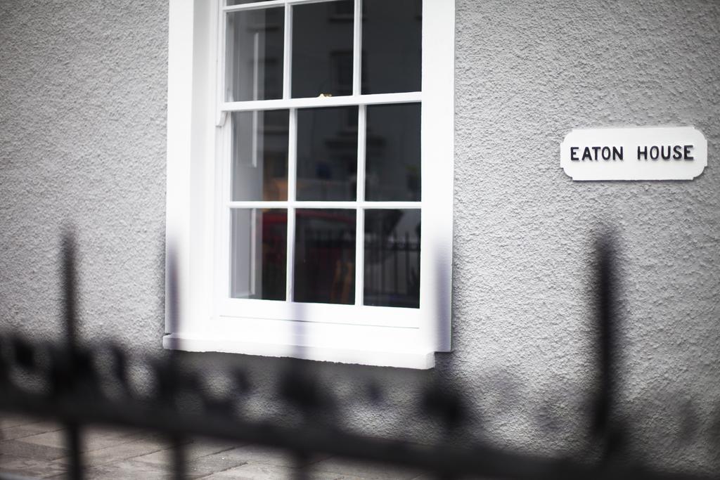 Eaton House Hotel Pembroke Bagian luar foto