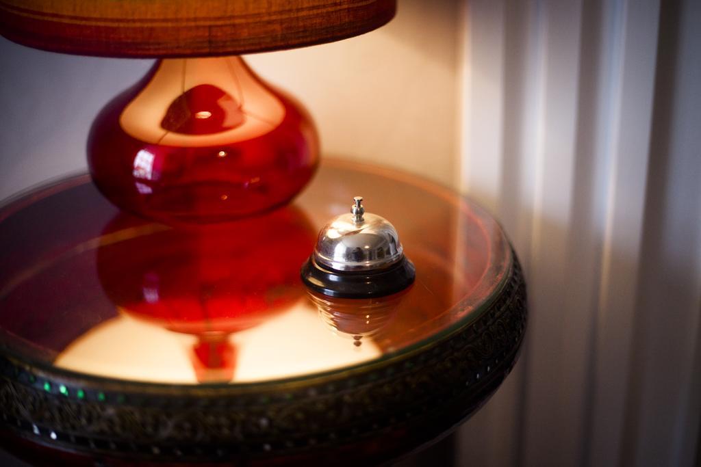 Eaton House Hotel Pembroke Bagian luar foto