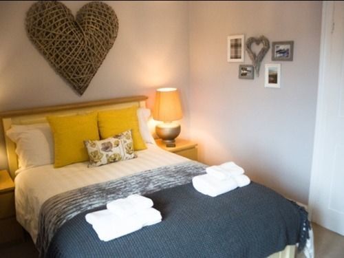 Eaton House Hotel Pembroke Bagian luar foto