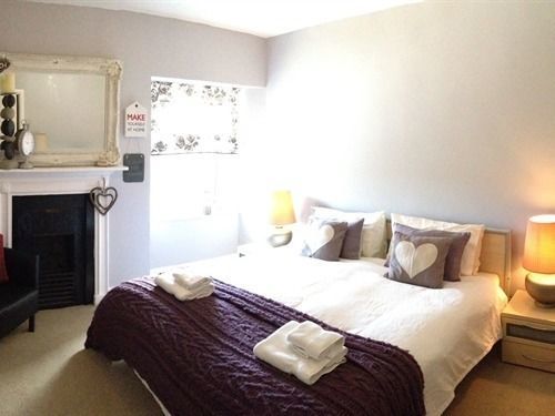 Eaton House Hotel Pembroke Bagian luar foto