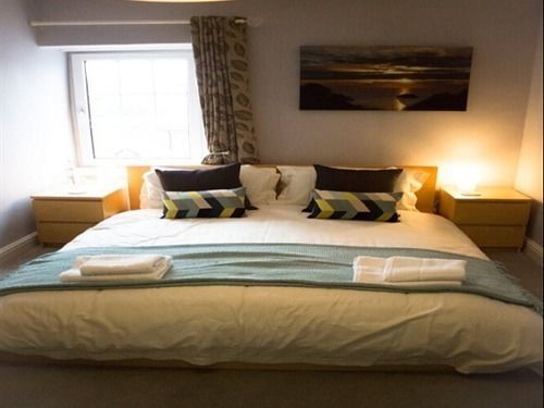 Eaton House Hotel Pembroke Bagian luar foto