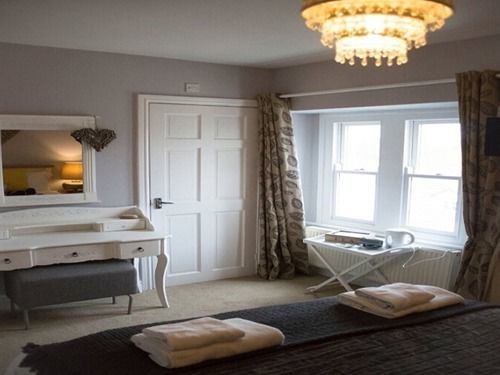 Eaton House Hotel Pembroke Bagian luar foto