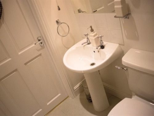 Eaton House Hotel Pembroke Bagian luar foto